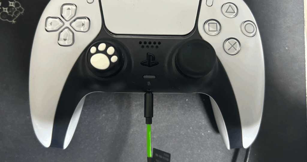 PS5はコントローラーのジャックにイヤホンを差し込めばOK